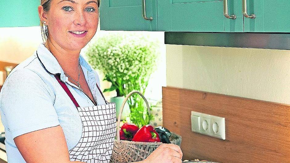  Mit karierter Schürze: Theresa Leiders macht auch am Kochtopf eine gute Figur. Foto: WDR 