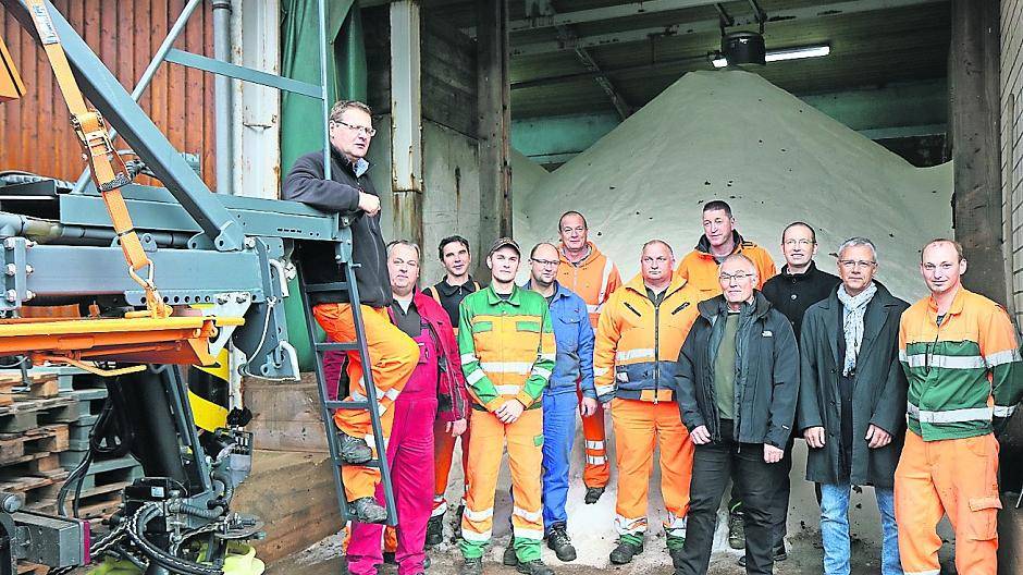 Sind bestens auf die kalte Jahreszeit vorbereitet: Leiter des Amts für Technischen Umweltschutz und Kreisstraßen Rainer Röder (2.v.r.), sein Stellvertreter Christian Böker (3.v.r.), Baubetriebshofleiter Jürgen Jeschonowski (4.v.r.) und das Team des Baubetriebshof.