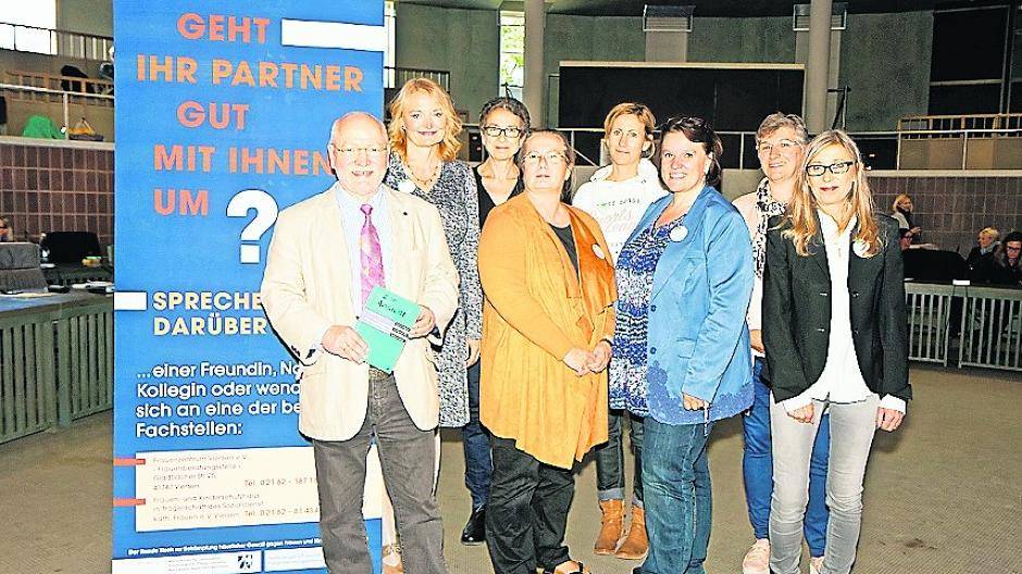  Die Organisatorinnen der Veranstaltung mit Diplom-Sozialarbeiter Alexander Korittko. Foto: KV. 