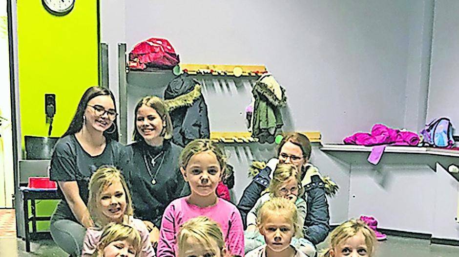  Tanzten sich in Weihnachtsstimmung: Die Kinder im Discoraum des Neersener Kinder- und Jungendtreffs No.7. 