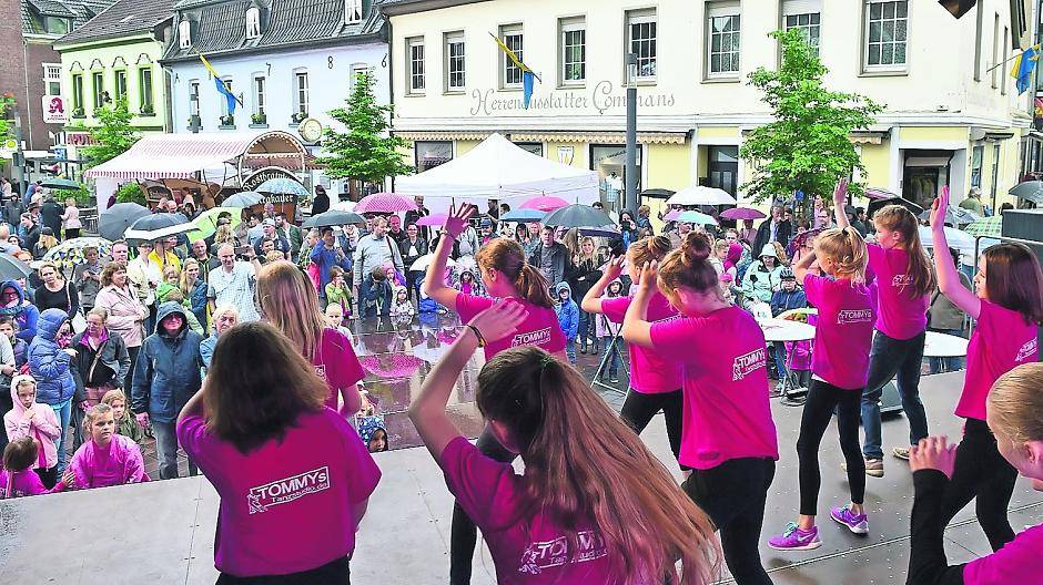  Aktion auf der Bühne vor der Pfarrkirche. Hoffentlich kommen die Besucher in diesem Jahr ohne Schirm aus. 