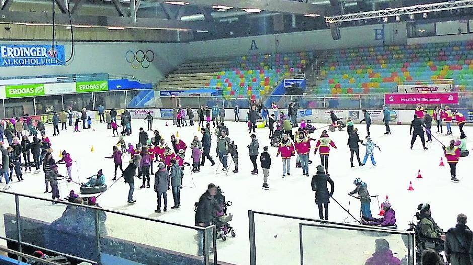 Beim Spielfest darf man auch mit Schlitten aufs Eis.