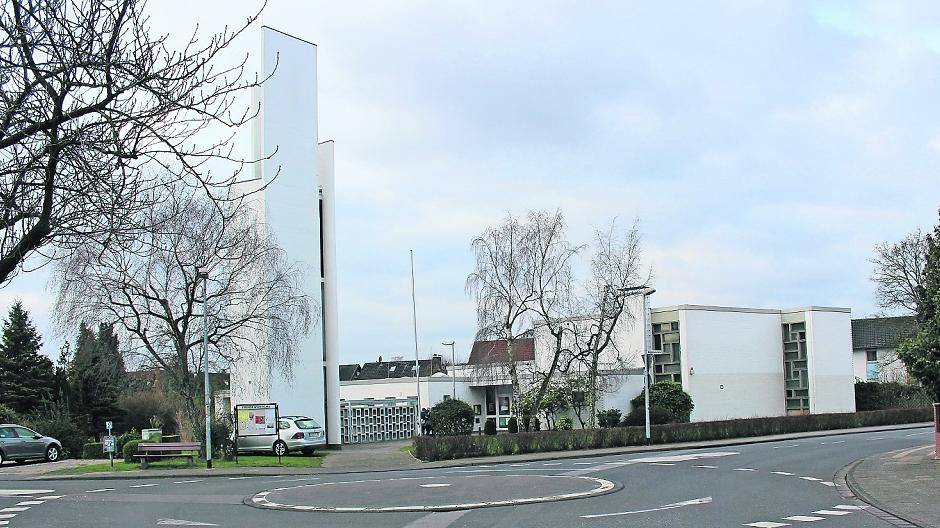 Ein Blick auf die Friedenskirche an der Bengdbruchstraße mit dem markanten hohen Turm. Allerdings besteht das oberste „Stockwerk“ des Turm lediglich aus drei unterschiedlich hoch gemauerten Seitenwänden.