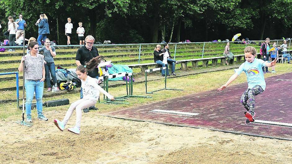  Die Grundschüler im Kreis Viersen messen sich beim Vielseitigkeits-Mannschaftswettbewerb der Leichtathletik, hier beim Weitsprung. 