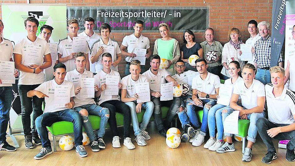 Bei der feierlichen Abschlussveranstaltung in der Aula des Berufskollegs Willich bekamen die Teilnehmer ein Zertifikat und ein Poloshirt vom DFB überreicht.