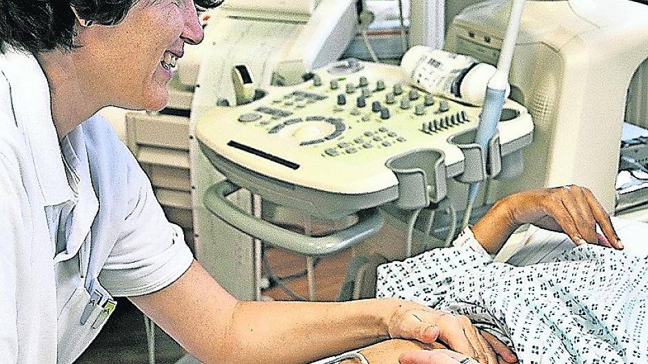  Oberärztin Dr. Verena Schotters legt Hand an: Sie hat schon viele Wendungen erfolgreich durchgeführt. 