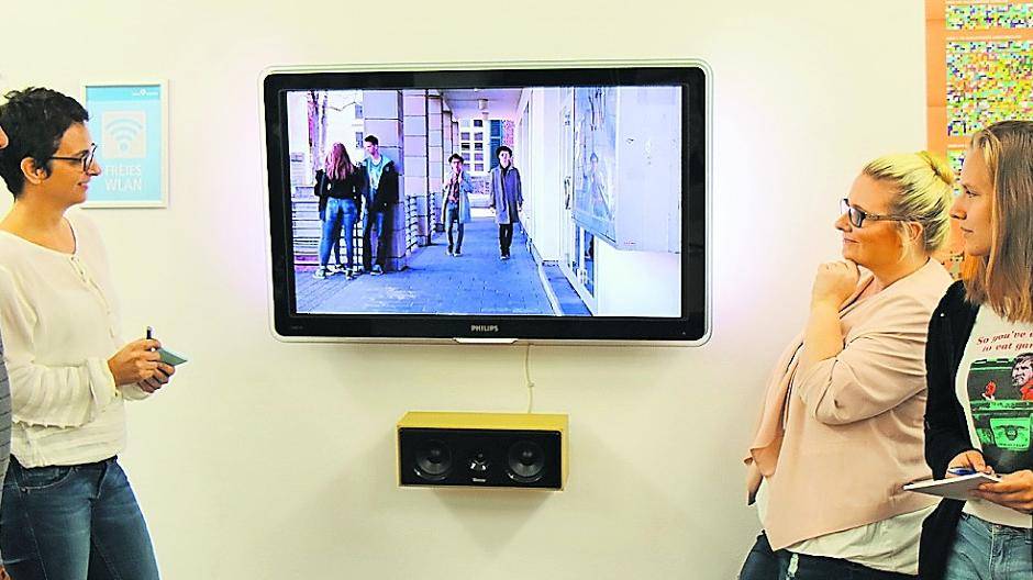 Die Jury des Kreis Viersener Schulfilmfestivals schaut sich einen Kurzfilm an und macht sich Notizen.