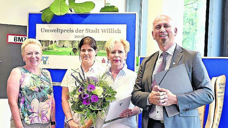  Dezernentin Martina Stall sowie Nanette Amfaldern und Vize-Bürgermeister Markus Gather mit Preisträgerin Elita Grafke (r.). Foto: max 