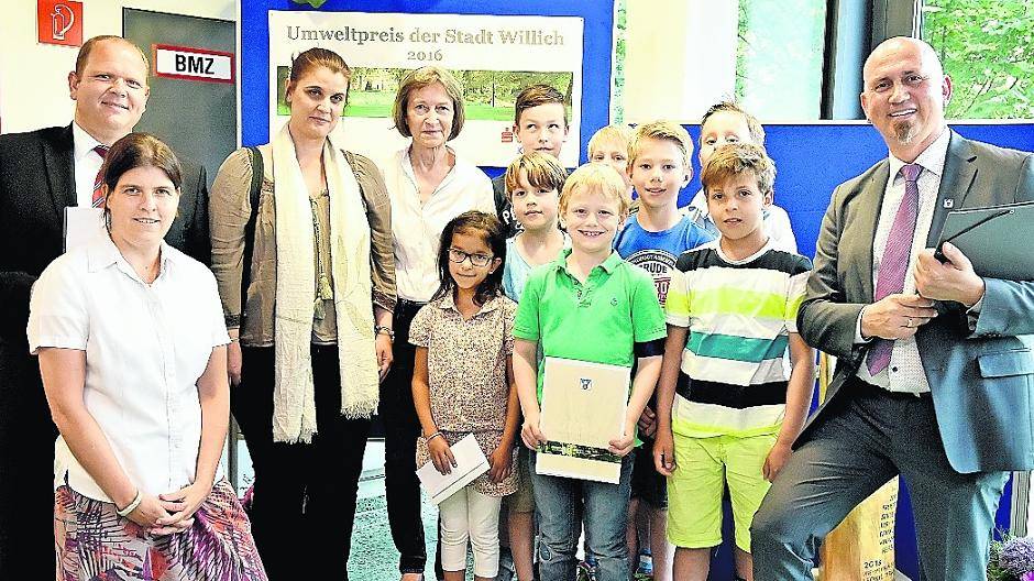  Sparkassenleiter Dirk Schumacher und Umweltausschuss-Vorsitzende Nanette Amfaldern (l.) sowie Vize-Bürgermeister Markus Gather (r.) mit den Preisträgern der Astrid-Lindgren-Schule. 