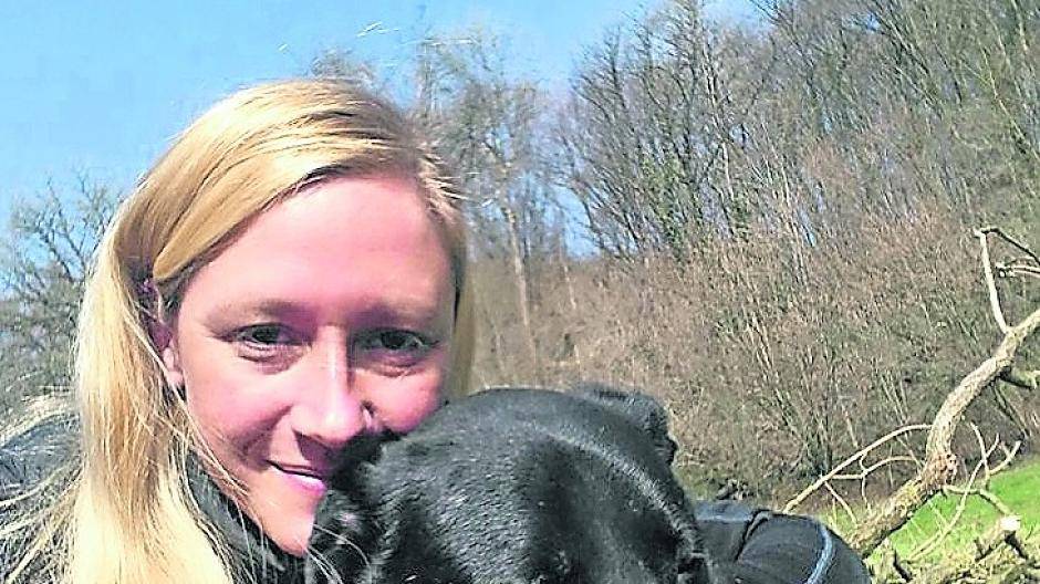  Überglücklich konnte Christiane Hammer nach der erfolgreichen Suche ihren Hund Meilo wieder in den Arm schließen. Foto: privat 