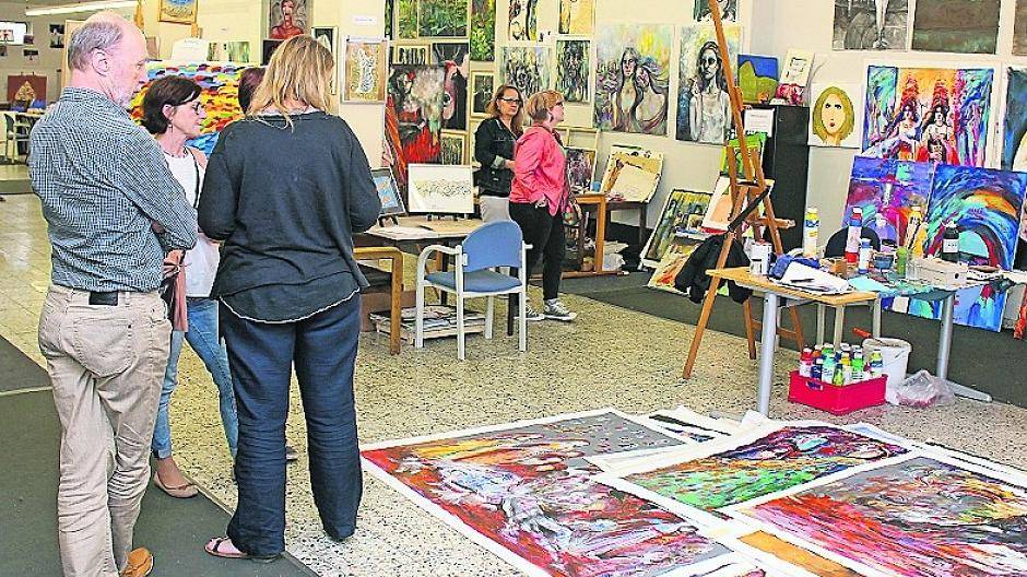  Jung und Alt fanden vergangene Woche Samstag den Weg zum Kaiserplatz um der Musik zu lauschen und sich über die Ateliergemeinschaft Art.together zu informieren. 