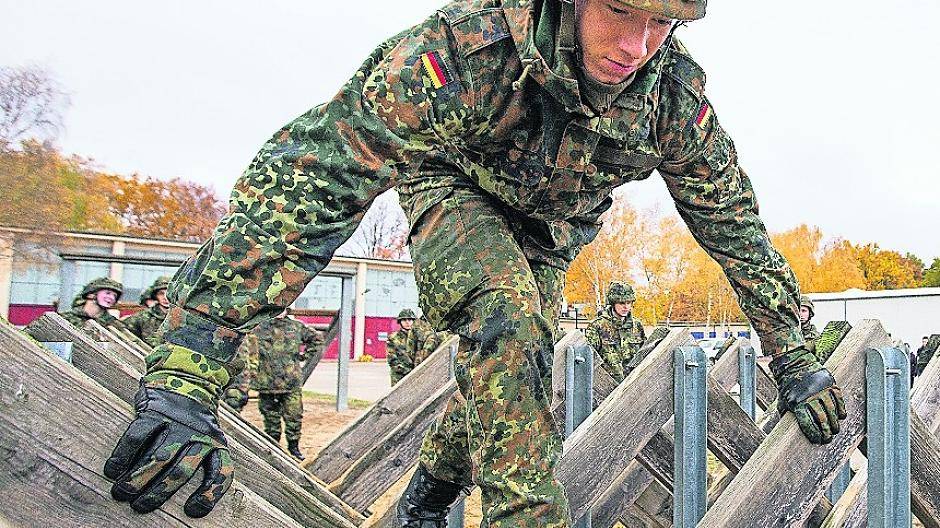  Ein Rekrut überquert Spanische Reiter im Rahmen der Allgemeinen Grundausbildung. 