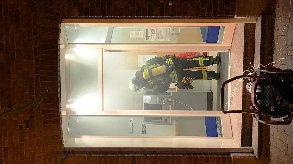 Die Feuerwehr führte nach der versuchten Sprengung des Geldautomaten Lüftungsmaßnahmen in dem Raum durch.