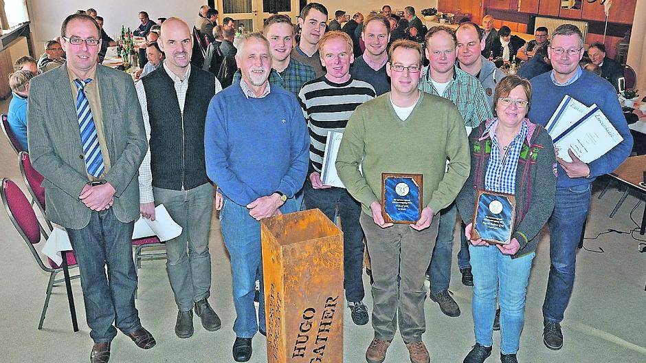  Kreistierzuchtberater Theo Lenzen (2. v. l.) gemeinsam mit den neuen Ehrenpreisträgern des Rinderzuchtvereins Viersen-Krefeld-Ruhrgroßstädte. 