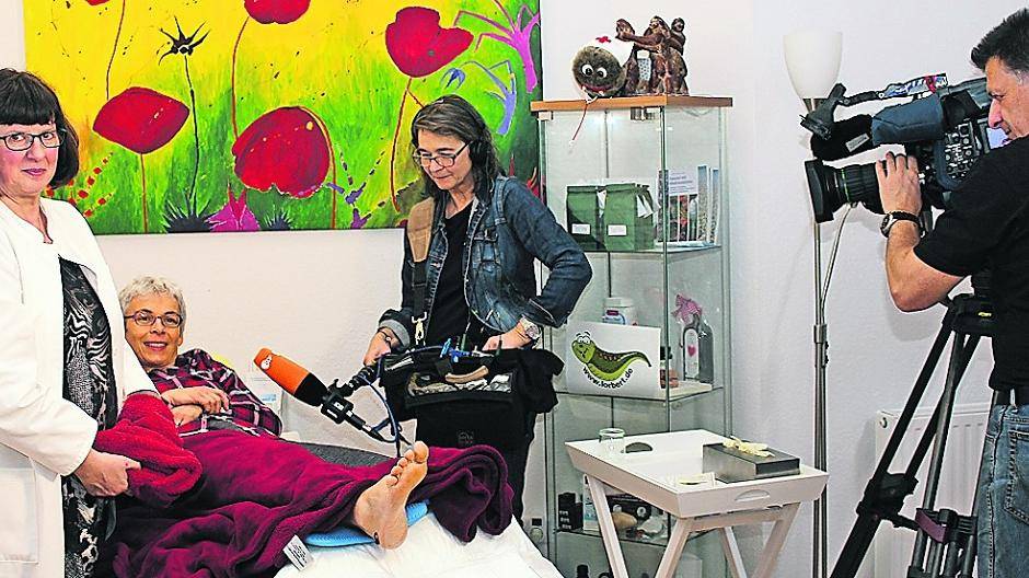 Heilpraktikerin Therese Lorbet (links) mit ihrer Patientin sowie der Tontechnikerin und dem Kameramann des ZDF.