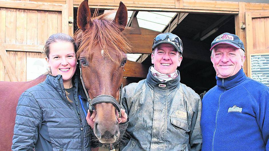 Der Schiefbahner Trabrennfahrer-Clan (v.l.): Cathrin Nimczyk, erfolgreiche Amateurfahrerin, Michael Nimczyk, bester Profi-Fahrer des Jahres 2016, und der Vater der beiden, Wolfgang Nimczyk, erfolgreichster Trainer des Jahres 2016.