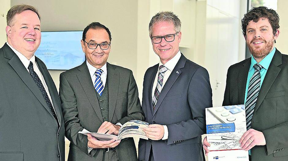  Sie präsentierten die Studie „Die Investitionslücke am Mittleren Niederrhein“ (v.l.): Rupert Lienau (Komplementär Creditreform Krefeld und Vizepräsident Creditreform Deutschland), Chris Proios (Berater Creditreform), Jürgen Steinmetz (Hauptgeschäftsführer der IHK Mittlerer Niederrhein) und Gregor Werkle (Referent für Wirtschaftspolitik der IHK Mittlerer Niederrhein). 