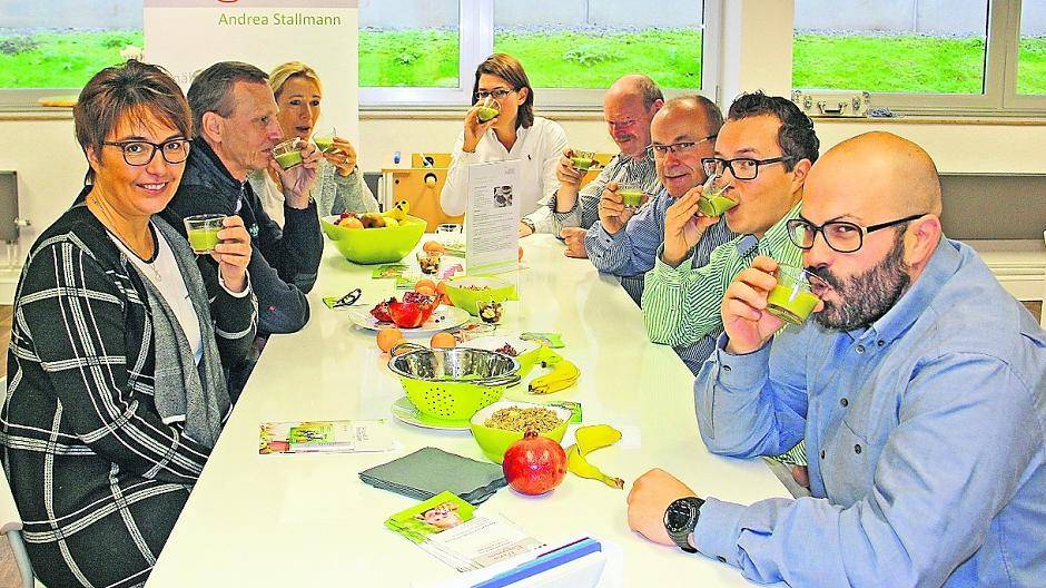 In kleinen Gruppen erhielten die Mitarbeiter der Firma Meyer logistics Anleitungen, wie sie ihre Pausenmahlzeit gehaltvoll und gesund gestalten können.