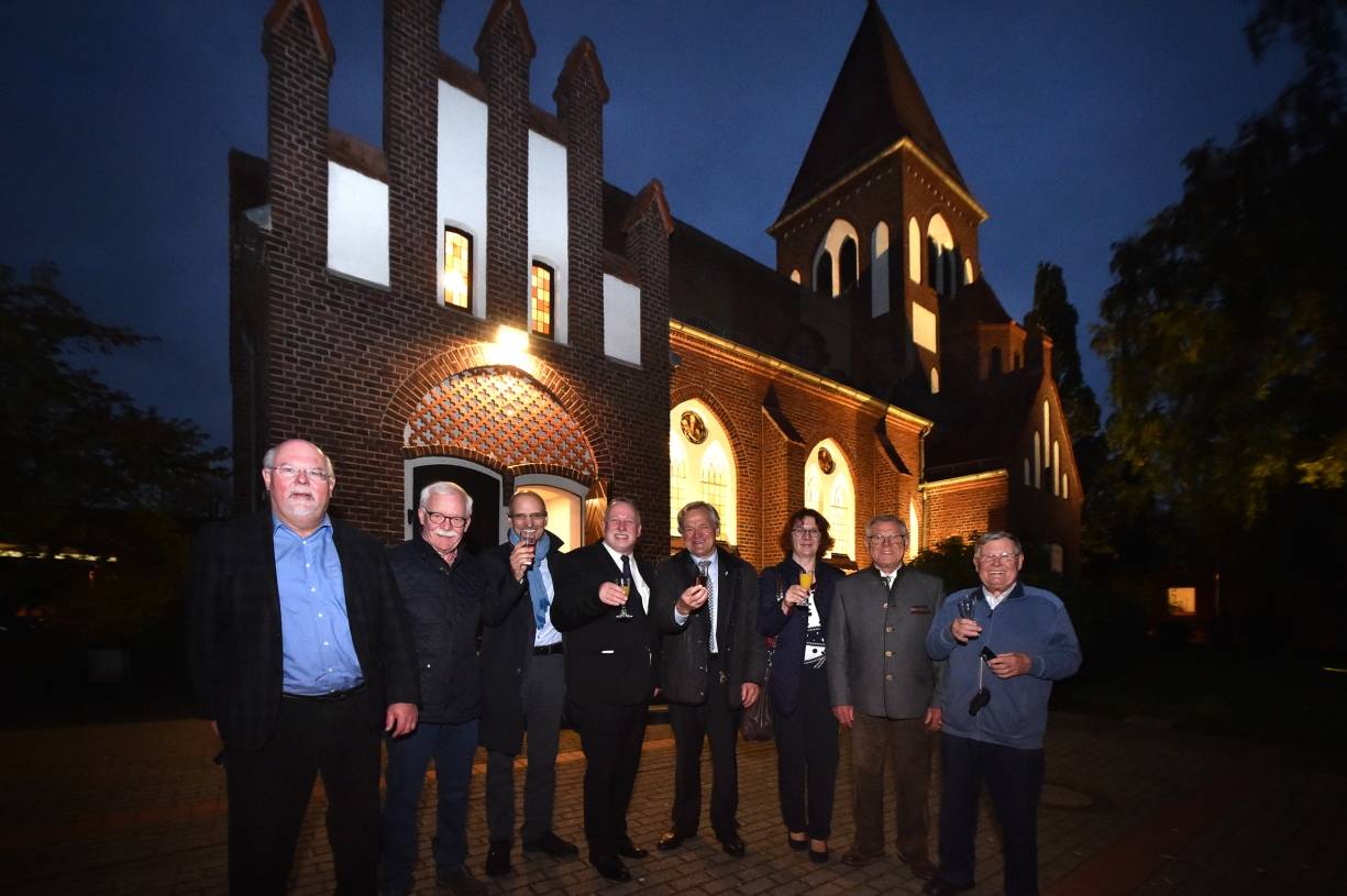  Freuen sich über die Beleuchtung (v.l.): Pfarrer Bernd Pätzhold, Bernd-Dieter Röhrscheidt, SPD, Albert Lopez, STW, Pfarrer Christoph Kückes, Bürgermeister Josef Heyes, Dezernentin Brigitte Schwerdtfeger, Dieter Lambertz, CDU,und Initiator Ernst Neuschäfer. 