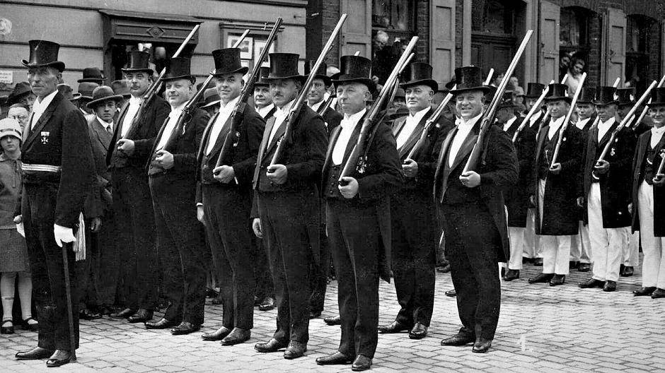  Abraham Lion (2.v.l.) als Mitglied des Grenadierzugs beim Willicher ASV Schützenfest 1924. 