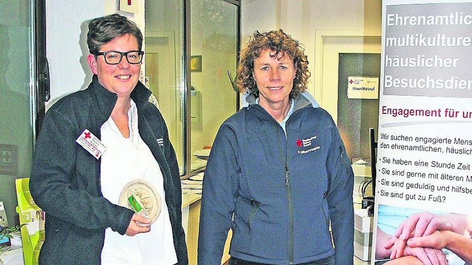 Besuchshündin Milla, Frauchen Nina Czeczatka (li.) und Susanne Gilbert-Hoeren (Koordinatorin ehrenamtlicher Besuchsdienst) würden sich über Verstärkung im Team der Ehrenamtler freuen.