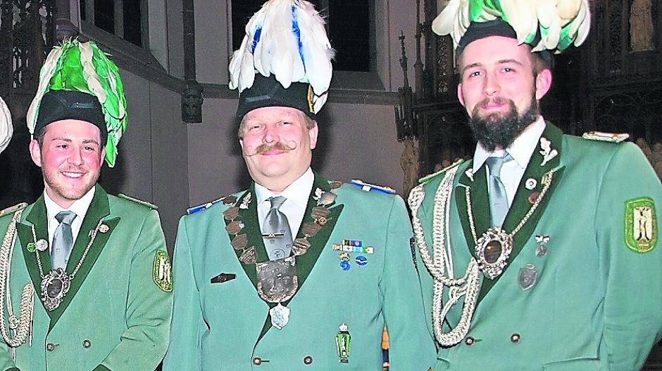 König Christoph Brandt eingerahmt von den Ministern Daniel Fadi und Sidney Sögütcük.