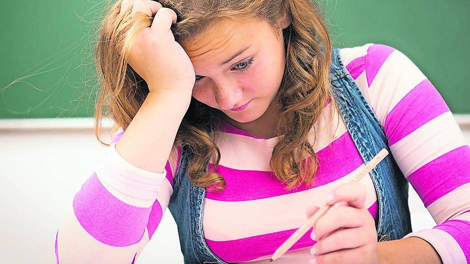 Viele Eltern klagen darüber, dass ihre Kinder seit der Einführung des Abiturs nach 12 Jahren überfordert sind.