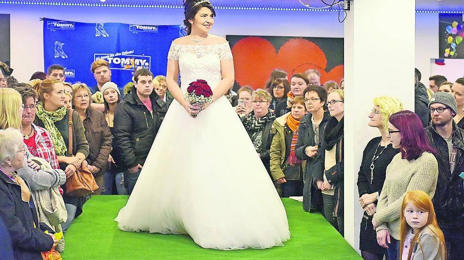  In einem typgerechten Hochzeitskleid wird jede Braut zum Mittelpunkt der Hochzeitsfeier. 