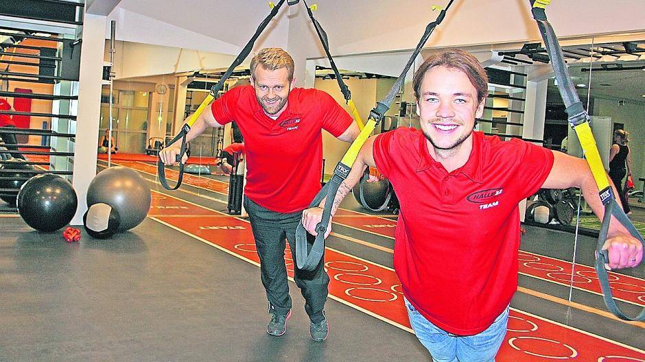 Dominik Lintjens (r.) ist er der 35. junge Mensch, der in der Halle 22 seine berufliche Laufbahn startet, freut sich Studioleiter Thomas Mathes.