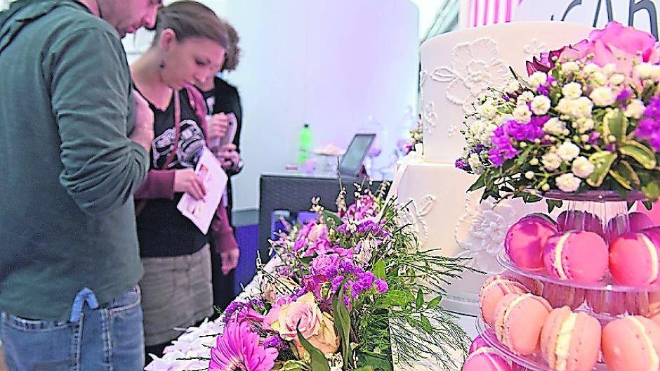  Von Blumenarrangements über Hochzeitstorten bis zu Eheringen reicht das Angebot auf der Messe. 