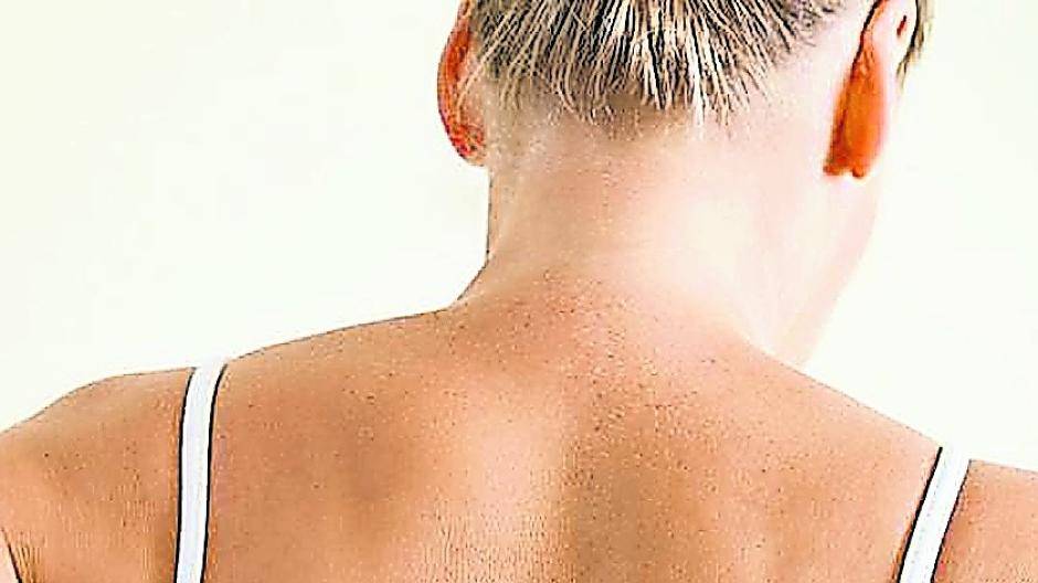 Wer viele Stunden am Tag im Sitzen verbringt, klagt häufig über verspannte Muskeln im Rücken.