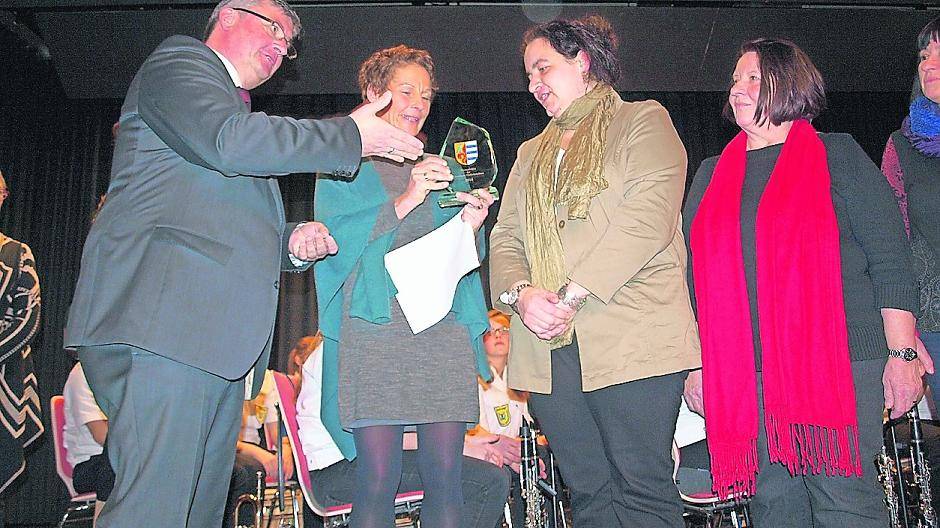  Bürgermeister Kalle Wassong ehrte die Flüchtlingshilfe Niederkrüchten. 