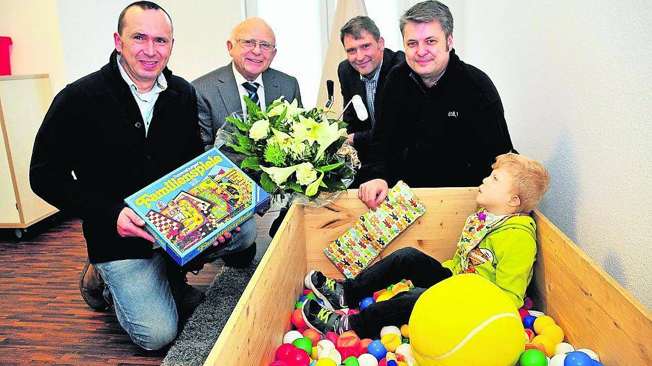 Burkhard (l.) und Günter Horst (2.v.l.) brachten nicht nur eine Spielesammlung und einen Blumenstrauß mit ins Multi-Living-Home, sondern auch 1 000 Euro für Gestaltung des Außengeländes. Darüber freuten sich Michael Behrendt (3.v.l.), Geschäftsführer der Lebenshilfe Kreis Viersen, Bereichsleiter Frank Zillessen, und Leon (7), der jüngste Bewohner der Einrichtung.