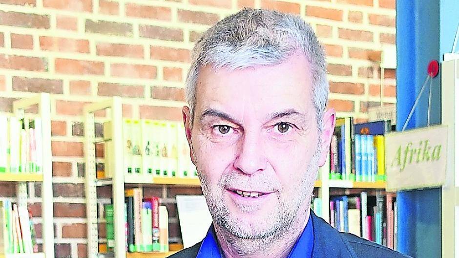  Immer ein Buch griffbereit: Uli Schmitter, Leiter der Nettetaler Stadtbücherei, freut sich über die insgesamt positive Resonanz der Leserschaft. Archiv 