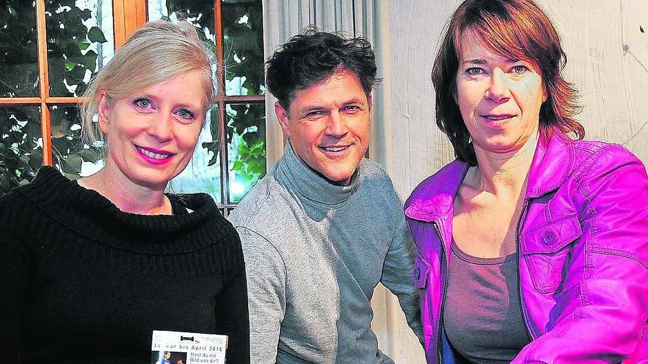 Verena Bill (links) und Michael Koenen haben vor neun Jahren das Niederrheintheater in Brüggen gegründet. Eine Bereicherung auch für das Kulturleben der Burggemeinde, wie Judith Zybell, die für die Kultur in Brüggen zuständig ist, befindet.