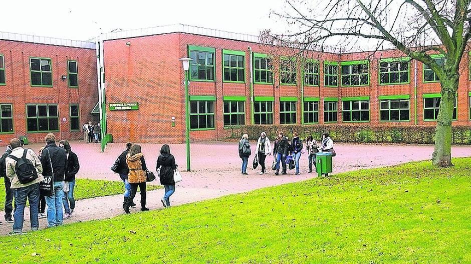  Schüler auf dem Pausenhof des Berufskollegs Viersen in Dülken. Am 30. Januar findet ein Info- und Anmeldetag für interessierte Schüler in der Einrichtung statt. 