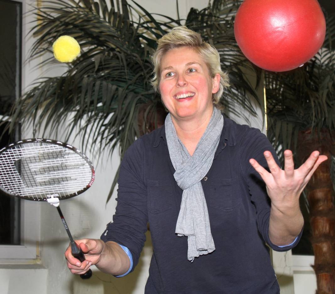  Und lächeln nicht vergessen: Redakteurin Claudia Ohmer bei der Hand-Auge-Koordination. 