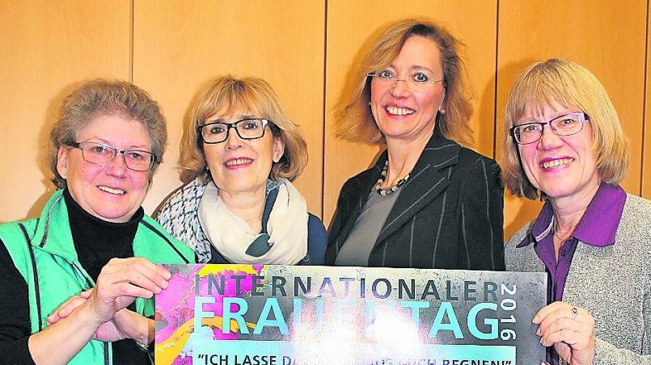 Die Arbeitsgruppe für den Internationalen Frauentag in Viersen (v.l.): Bettina Gläser-Kurth (Gleichstellungsstelle), Sylvia Herwagen (AKH), Ruth Walter (Kinderschutzbund) und Ute Lindemann-Degen (Kath. Forum). Es fehlt auf dem Foto: Anne Daniels (CDU Frauen-Union).