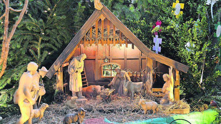  Inmitten einer Wald- und Weidelandschaft steht die Krippe in St. Nikolaus Brüggen. Lichteffekte sorgen für eine besinnliche Stimmung. Das runde Foto zeigt Figuren aus der Krippe in St. Martin Oberkrüchten. Fotos (2): Privat 