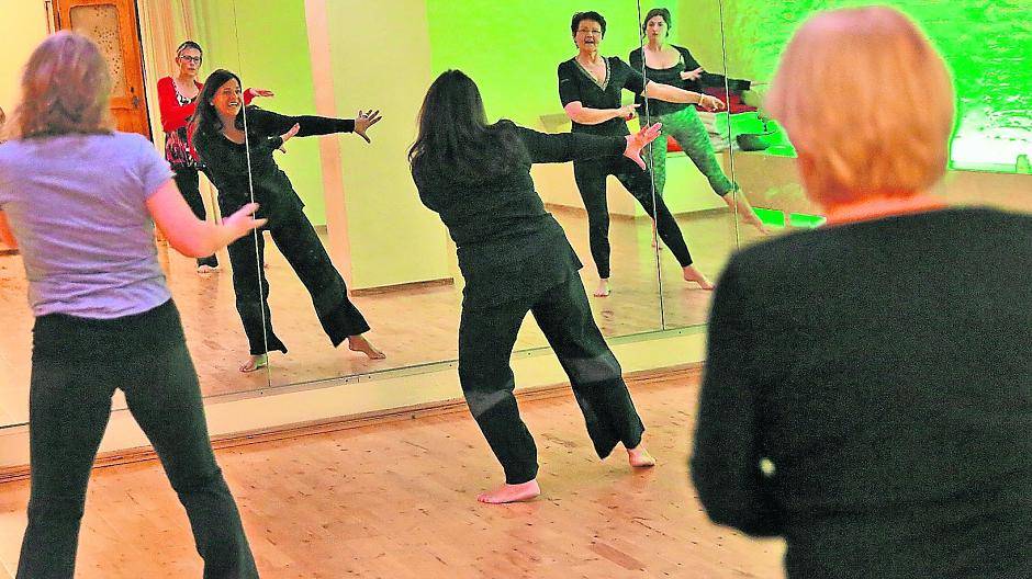  Voller Freude powern sich die Teilnehmer mit Carmen Bruchhausen bei deren Choreographie aus. 