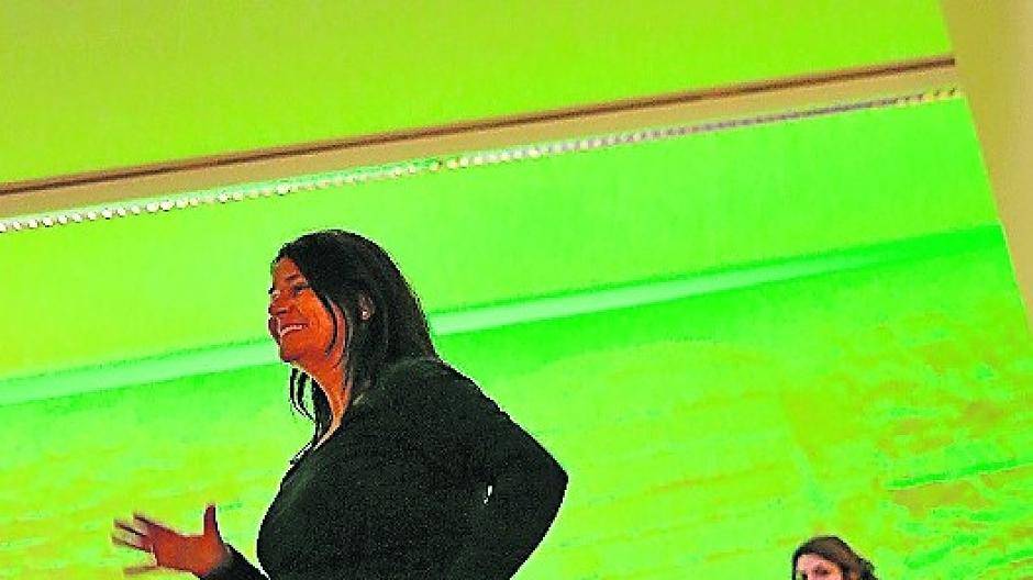  Carmen Bruchhausen macht die Bewegungen vor und die Teilnehmer folgen ihr, so wie es sich für sie am besten anfühlt. 