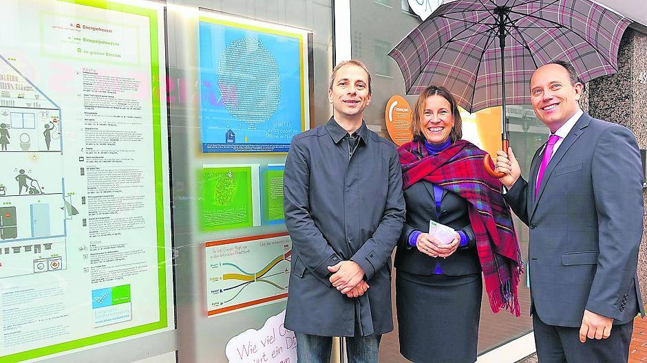 Sauwetter, gute Stimmung: Rüdiger Walter (Jung-Stadtkonzepte), Bürgermeisterin Sabine Anemüller und Marc-Andrae Müller (NEW Energieberatung) (von links) vor dem neuen Energie Schaufenster an der Dülkener Lange Straße.