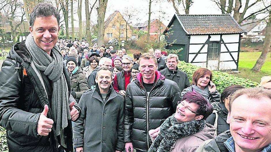 Schon sechs Stunden vor der Kassenöffnung belagerten Nena-Fans Christian Papes Haus Beeck. Unter anderem durfte sich Bärbel Hamacher (u.l.) über Tickets freuen.