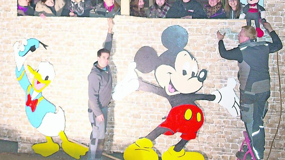  Die Mitglieder der Landjugend Waldniel haben ihren Wagen schon fast fertig. Kommende Woche kommt er gleich viermal zum Einsatz. 