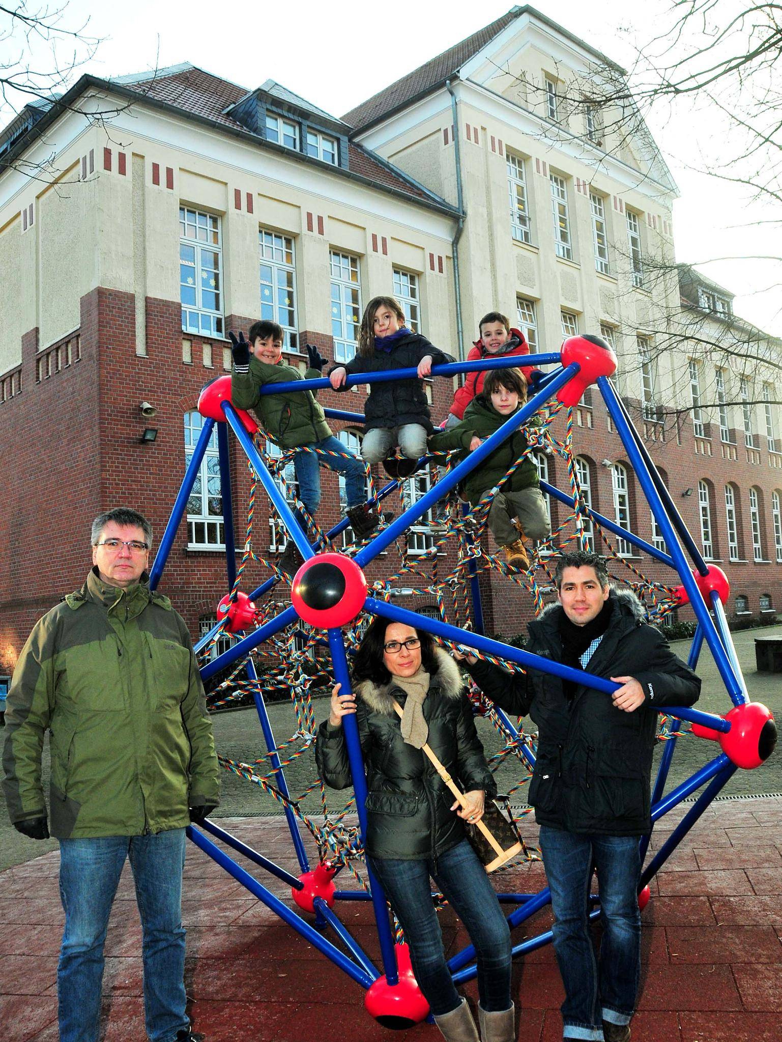  Die GGS Körnerschule hat ein neues Klettergerüst. 