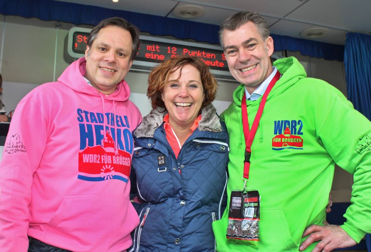 Stadtheld Heiko Glade, WDR2-Moderatorin Steffi Neu und Brüggens Bürgermeister Frank Gellen (v.l.) nach dem Finale in Brüggen.