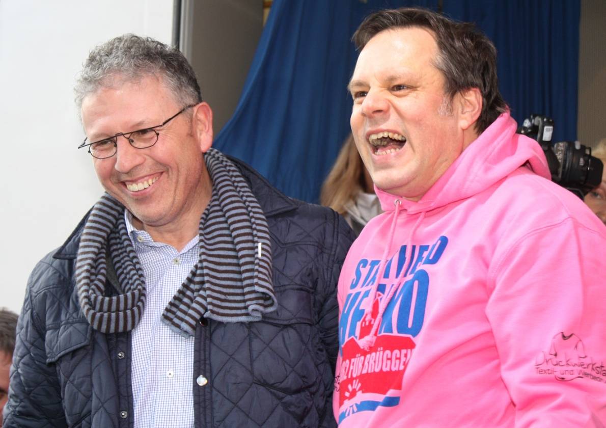 Freude über das Ergebnis beim Einparken und den tollen Tag mit dem WDR 2 in Brüggen: Stadtheld Heiko Glade (re.) und Fahrlehrer Hans Marquardt. 