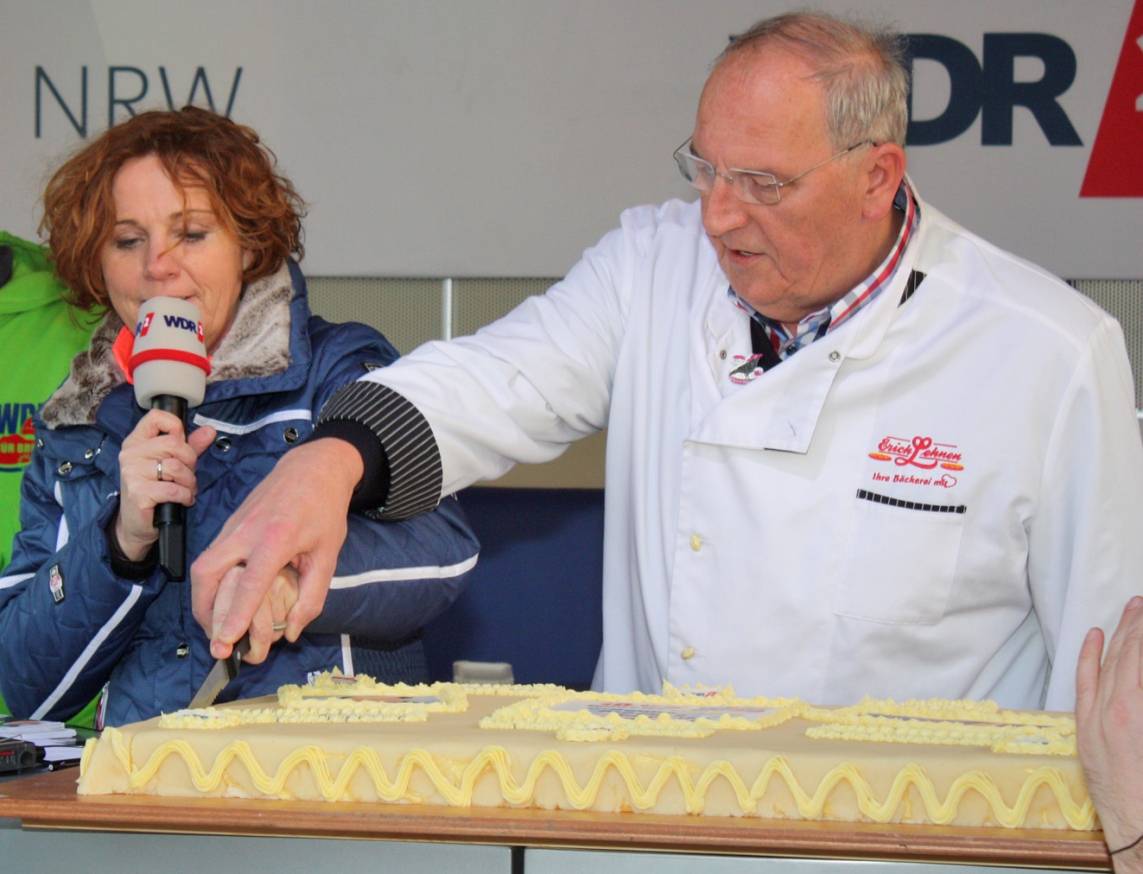 Bäcker Erich Lehnen schneidet mit Moderatorin Steffi Neu die Buttercreme-Sünde an.