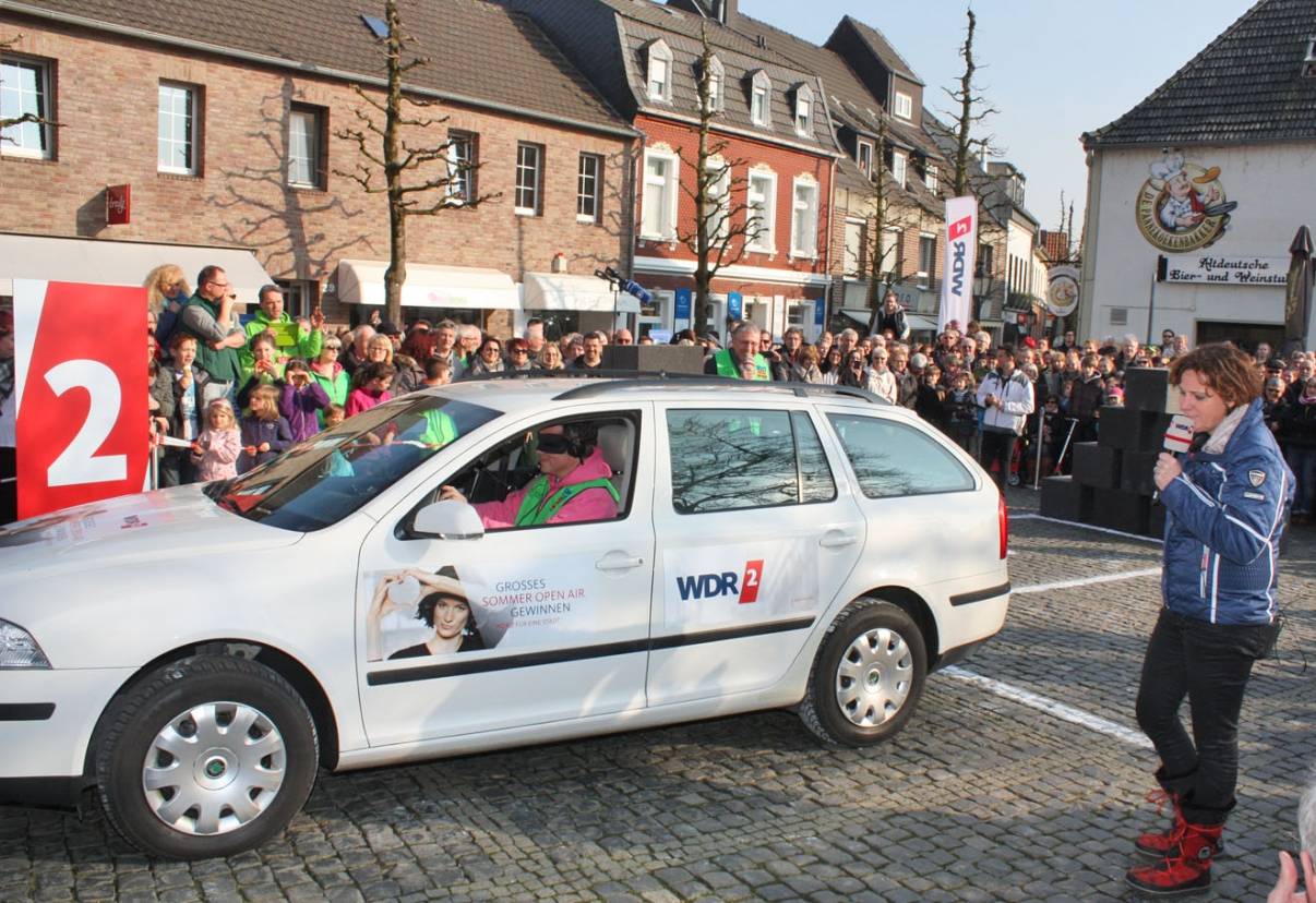 Einparken extrem: Mit verbundenen Augen parkte Heiko Glade das Auto in 41,9 Sekunden ein. Das Publikum fieberte mit. 