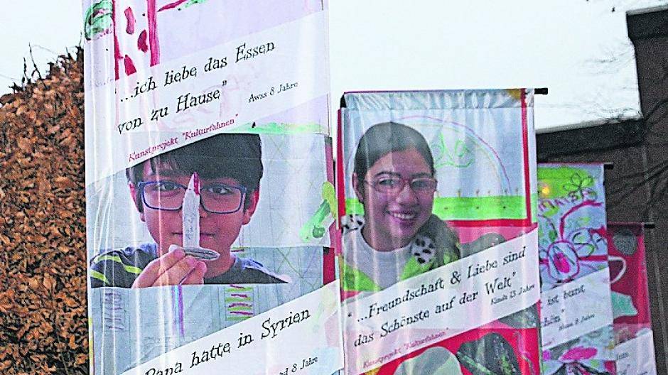 Das Team und die Kinder des Kulturfahnenprojektes haben sich ihre Geschichten eine Woche lang mit Bildern und Worten erzählt und dabei beide Kulturen besser kennengelernt.